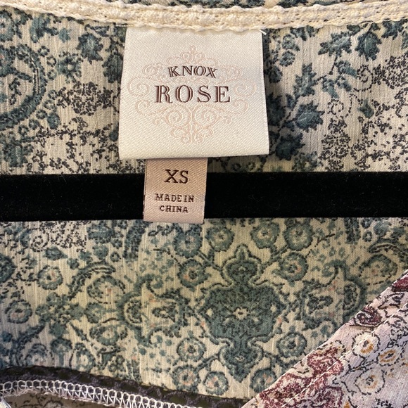 Knox Rose 3/4 sleeve red white and blue floral blouse size extra small - Picture 3 of 3